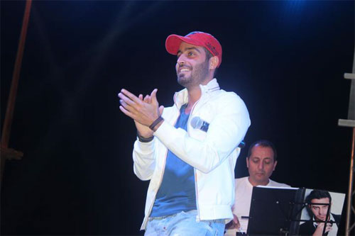 سعد رمضان يحدث ضجة في طرابلس ويخترق المسرح ب" فراري"(صور)
