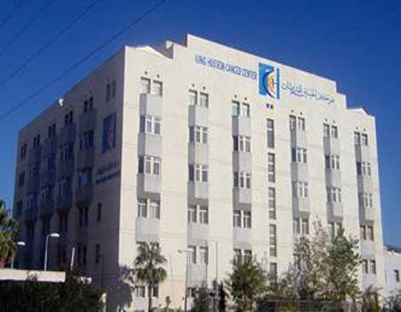 وزير التربية والتعليم يزور مركز الحسين للسرطان ويوزع الهدايا على الأطفال المرضى  