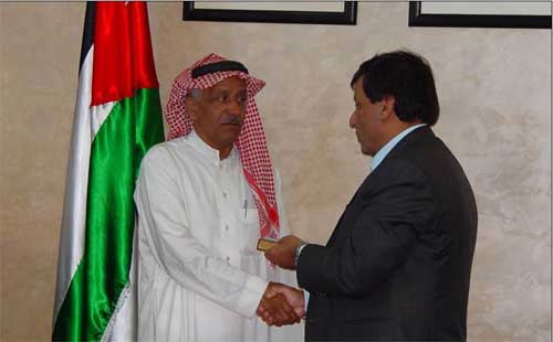 عزايزة يسلم أسرتين عفيفتين مفتاحي مسكنهما 