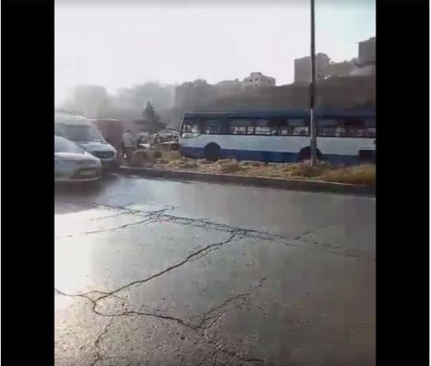 بالفيديو ..4 اصابات بحادث تصادم حافلتين وتكسي في عمان
