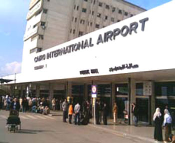 الاشتباه بحالة اصابة بانفلونزا الخنازير في مطار القاهرة