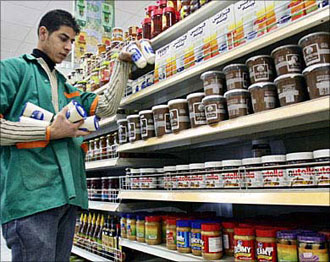 المتاجر الفرنسية تقاطع البضائع الاسرائيلية..وباريس تعتبر الاجراء "غير مقبول"