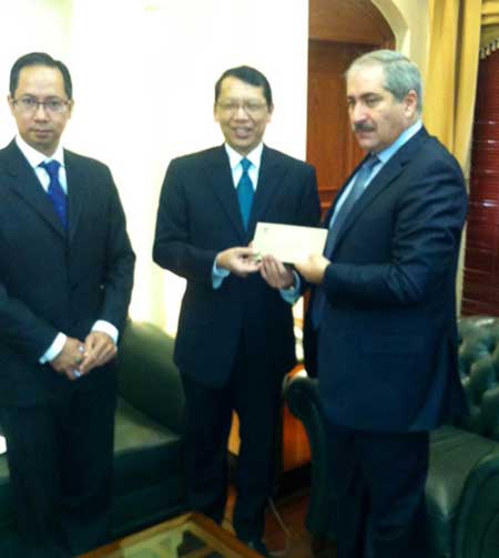 وزير الخارجية يتسلم تبرعا من الحكومة التايلندية لخدمة السوريين بالأردن