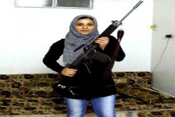 هنادي طالبة الحقوق السورية تحولت من تمريض الجرحى الى قناصة مقاتلة