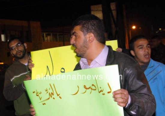 هتافات غير مسبوقة أمام الديوان الملكي ( صور ) هتافات غير مسبوقة أمام الديوان الملكي ( صور )