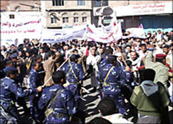 3 قتلى و30 جريحا في مواجهات بين الشرطة اليمنية ومتظاهرين في عدن 