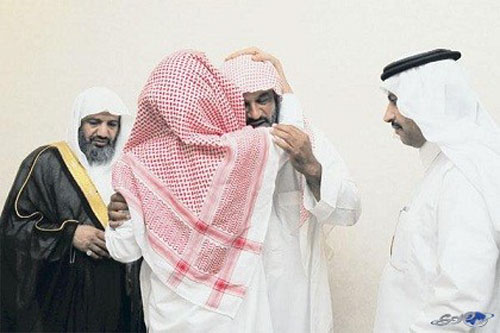 سعودي يزور قاتل ابنه بالسجن ويبشره بعتق رقبته مقابل حفظه للقرآن سعودي يزور قاتل ابنه بالسجن ويبشره بعتق رقبته مقابل حفظه للقرآن