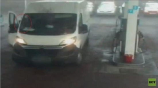 بالفيديو: لص يسرق سيارة أمام مالكها في محطة وقود