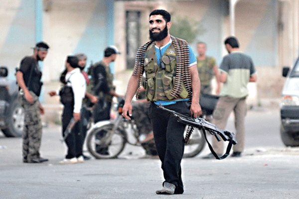 الثوار السوريون يشترون السلاح بأسعار خيالية... إن وجد