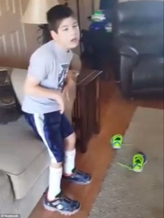 بالفيديو.. طفل يعاني من شلل دماغي يقف للنشيد الوطني بالفيديو.. طفل يعاني من شلل دماغي يقف للنشيد الوطني
