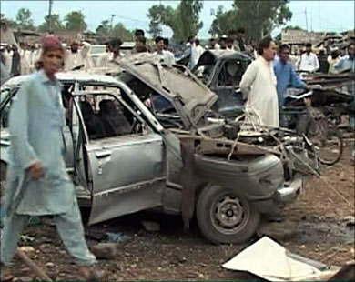 مقتل 10 واصابة 70 في انفجار في مدينة بيشاور الباكستانية 