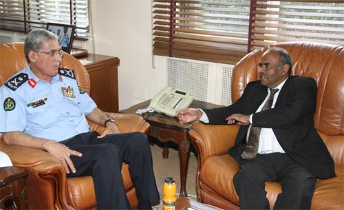 اللواء محمد الرقاد يستقبل في مكتبه  سفير جمهورية سنغافورة