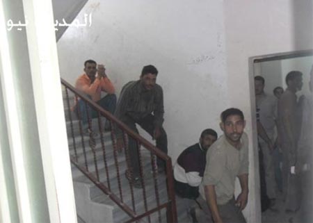 مجموعة من المواطنين الذين يتشاركون في بناية مع مديرية عمل الزرقاء يشتكون من إزعاج المراجعين ( صور )