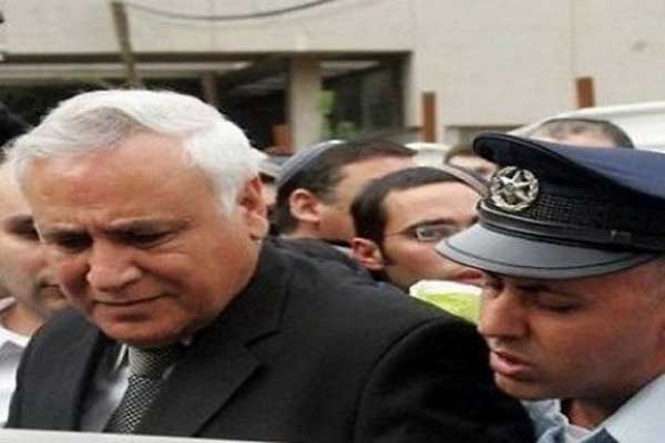 منفذ مجزرة ريشون ليتسيون ينكل بالرئيس الإسرائيلي موشه كتساف