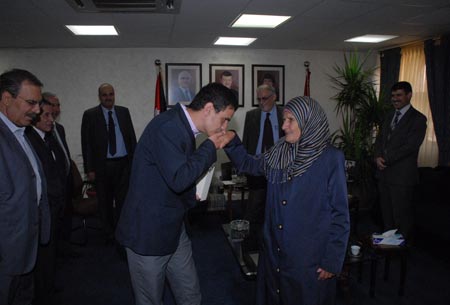 الجامعة الهاشمية تُكرم الطالب المتفوق محمد الرواشدة وتسعى لتوفير بعثة دراسية له في الجامعات الأمريكية