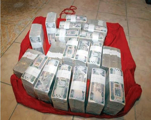 فتاة سعودية تبتز رجلا وتهدده بنشر صورته عارياًّ! فتاة سعودية تبتز رجلا وتهدده بنشر صورته عارياًّ!