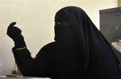 معلمة متنقبة تقص شعر طالبتين رفضتا الحجاب معلمة متنقبة تقص شعر طالبتين رفضتا الحجاب