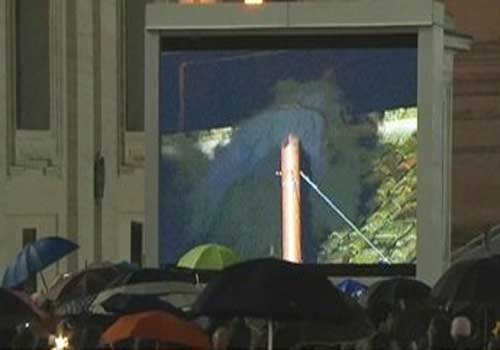 تصاعد الدخان الأسود إيذاناً بعدم التوصل لانتخاب بابا جديد