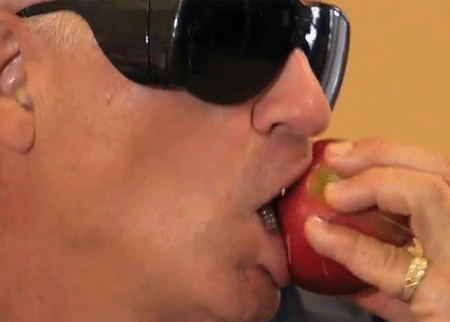 الأعمى والتفاح