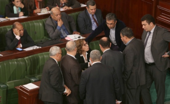 وزيرة المالية التونسية تستعين بـ”وسادة” للاتكاء عليها داخل قبة البرلمان وأمام كافة النواب