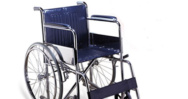 توزيع عشرة مقاعد متحركة على ذوي الاحتياجات الخاصة في الرصيفة