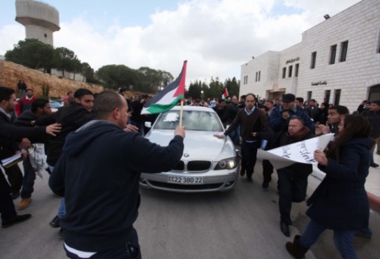 طلاب فلسطينيون يهاجمون القنصل البريطاني خلال زيارته جامعة بير زيت طلاب فلسطينيون يهاجمون القنصل البريطاني خلال زيارته جامعة بير زيت
