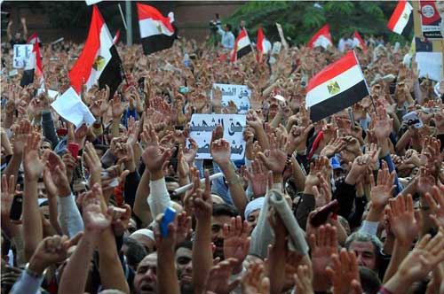 قتيل بمظاهرات مصر واختناقات بالغاز قرب رابعة