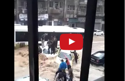 بالفيديو  : مواطنون ينقذون عائلة علقت في تاكسي أجرة في عمان