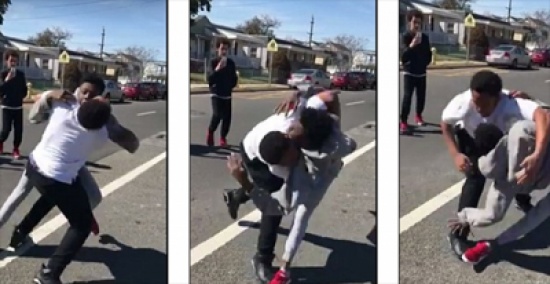 شاهد كيف انتهت مشاجرة بين مراهقين بأحد شوارع أمريكا