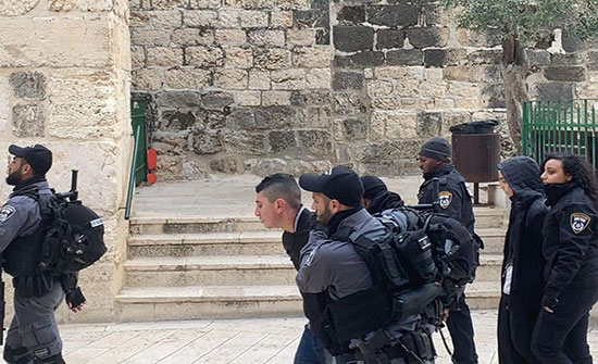 بالفيديو : الاحتلال يعتقل 5 فلسطينيين من المسجد الأقصى