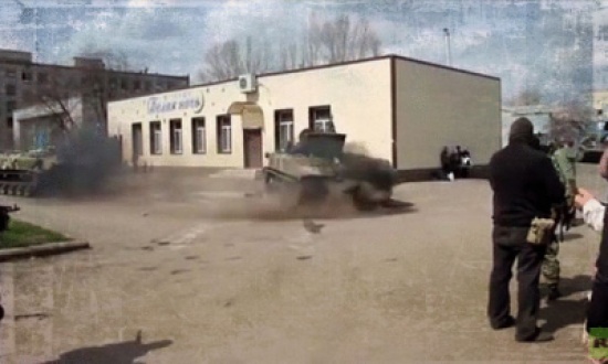 مدرعة عسكرية تفحط بعد انشقاقها