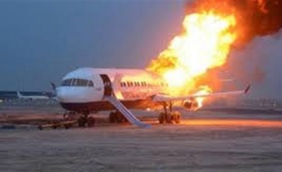 الصين: إطفاء حريق اندلع على طائرة بواسطة العصير الصين: إطفاء حريق اندلع على طائرة بواسطة العصير