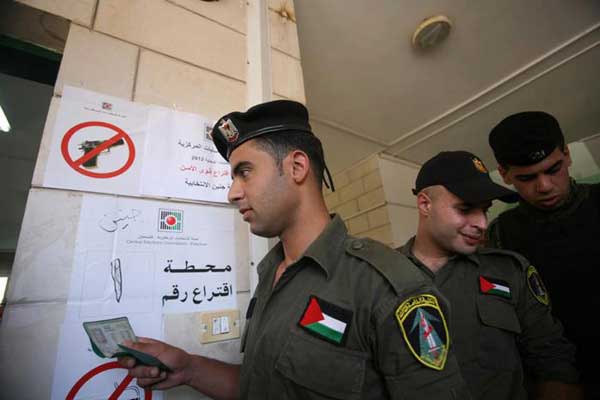 فتح مراكز الاقتراع للانتخابات المحلية فى الضفة الغربية