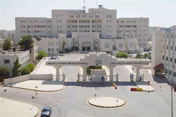 الاشغال العامة تبدأ بتنفيذ مشروعات اعادة تأهيل طرق في الطفيلة 