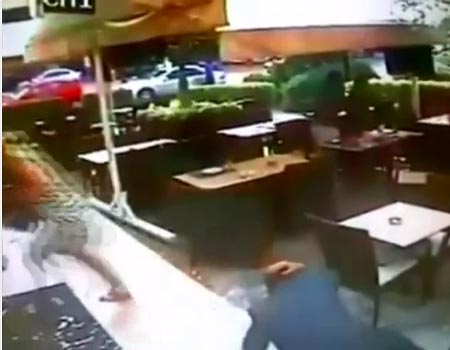 كاميرا مطعم توثق لحظة انفجار الأشرفية في بيروت ( شاهدوا أيضا التسجيل الكامل لجنازة وسام الحسن ) كاميرا مطعم توثق لحظة انفجار الأشرفية في بيروت ( شاهدوا أيضا التسجيل الكامل لجنازة وسام الحسن )