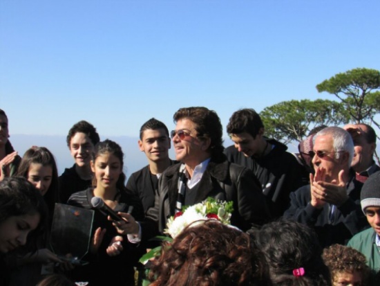 النجم العربي وليد توفيق يزرع شجرة " لا للطائفية "