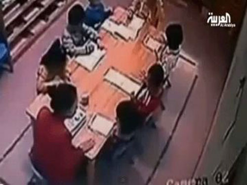 معلمة تصفع طلابها أكثر من 120 مرة في نصف ساعة ( فيديو )