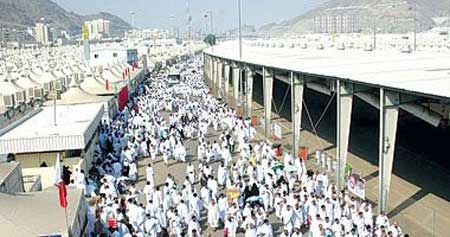 الجوازات السعودية تضبط 324 حاجًا تنكروا فى " عباءات نسائية " الجوازات السعودية تضبط 324 حاجًا تنكروا فى " عباءات نسائية "