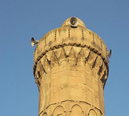 حاول سرقة مايكروفون مئذنة المسجد فسقط ليلقى مصرعه