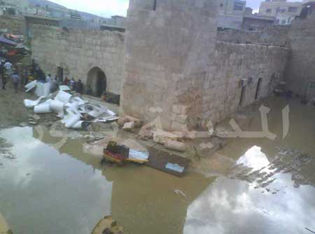 مياه الامطار تداهم مسجد عجلون الكبير ( فيديو )