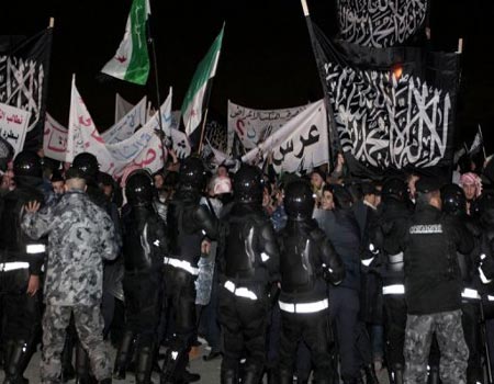 أنصار التيار السلفي يتظاهرون أمام منزل النسور للمطالبة بإطلاق سراح معتقليهم ( اسماء ) أنصار التيار السلفي يتظاهرون أمام منزل النسور للمطالبة بإطلاق سراح معتقليهم ( اسماء )