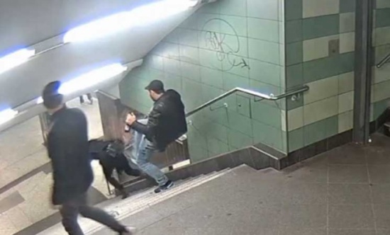 (فيديو)متهم يعترف بركله محجبة في برلين (فيديو)متهم يعترف بركله محجبة في برلين