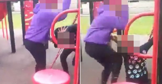 شاهد.. طالبة تجر زميلتها من شعرها