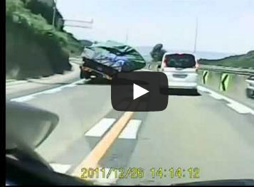 انقلاب شاحنة كاد أن يتسبب بكارثة!