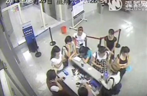 شاهد.. مشاجرة عنيفة بين موظفة استقبال ومجموعة عملاء