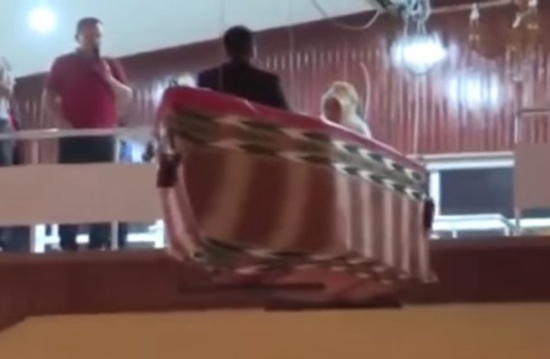 نهاية مؤسفة لعروسين خلال زفافهما بقارب "طائر" (شاهد) نهاية مؤسفة لعروسين خلال زفافهما بقارب "طائر" (شاهد)