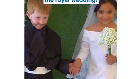 بالفيديو : طفلان يقلدان الزفاف الملكي بجميع تفاصيله