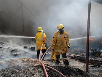 حريق في مصنع المنيوم بسبب تماس كهربائي والدفاع المدني يسيطر على الموقف