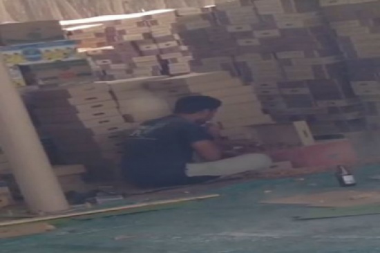 شاهد.. عامل ينزع نوى التمر بفمه