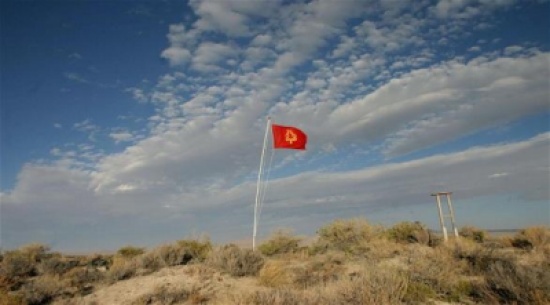 بالصور: أمريكي يعلن إقامة دولته الخاصة في الصحراء